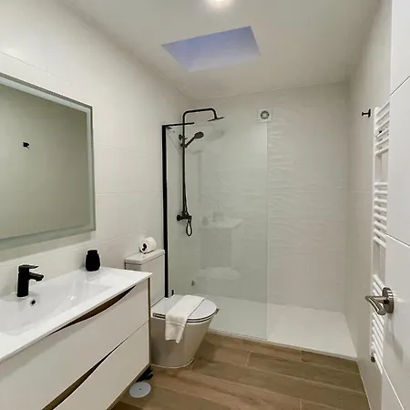 Black Parking A Menos De 1 Min A Pie Lägenhet