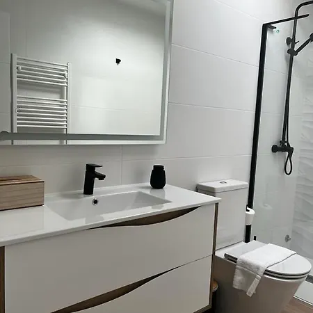 Black Parking A Menos De 1 Min A Pie Lägenhet