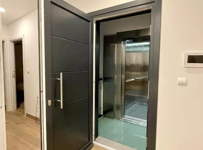 Black Parking A Menos De 1 Min A Pie דירה *