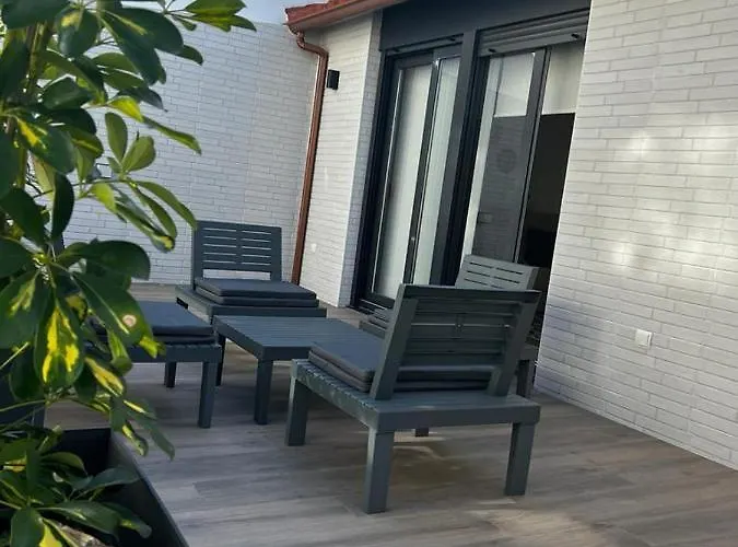 Black Parking A Menos De 1 Min A Pie דירה *